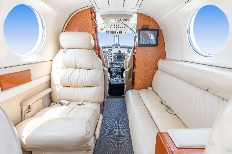 салон бизнес джета Beechcraft King Air 300