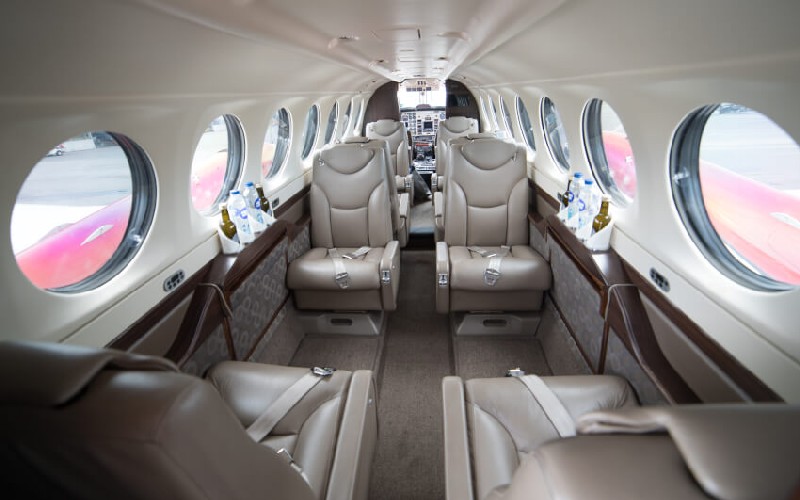 салон бизнес джета Beechcraft King Air 350