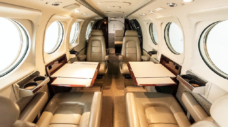 салон бизнес джета Beechcraft King Air 90