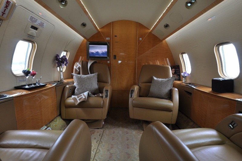 салон бизнес джета Bombardier Challenger 300