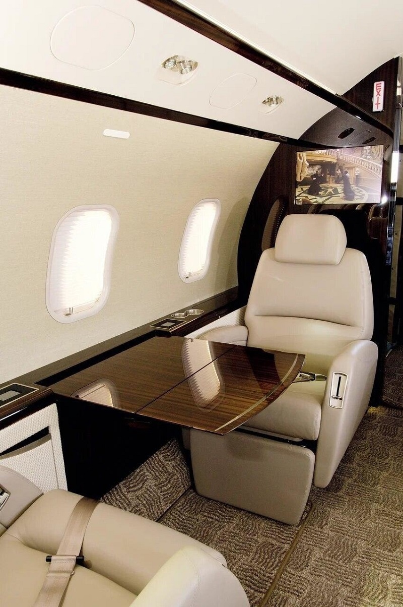 салон бизнес джета Bombardier Challenger 350