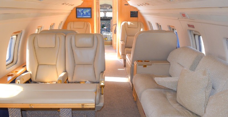 салон бизнес джета Bombardier Challenger 601