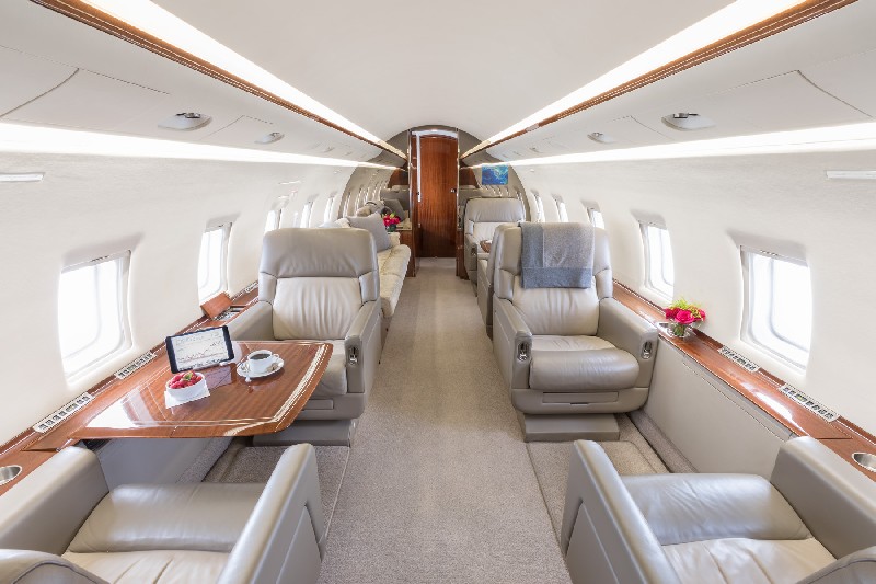 салон бизнес джета Bombardier Challenger 604