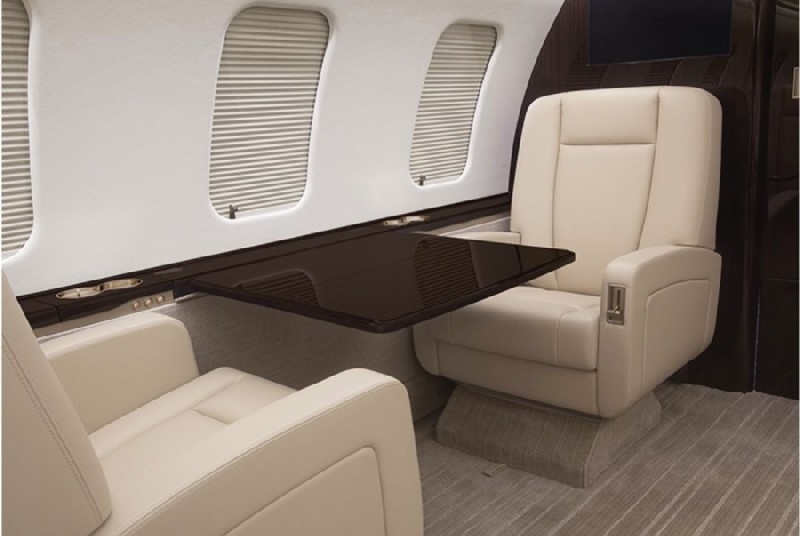 салон бизнес джета Bombardier Challenger 605