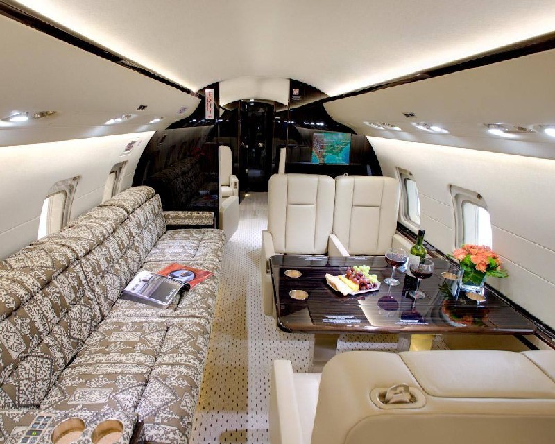 салон бизнес джета Bombardier Challenger 850