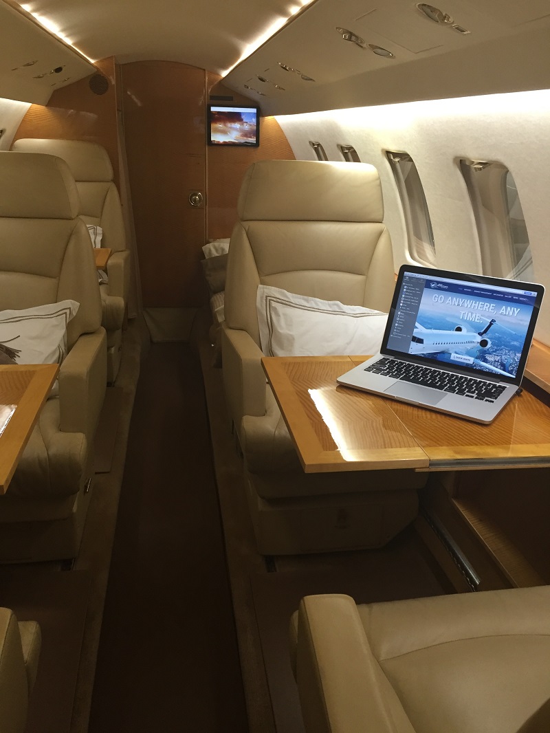 салон бизнес джета Beechcraft Hawker 700