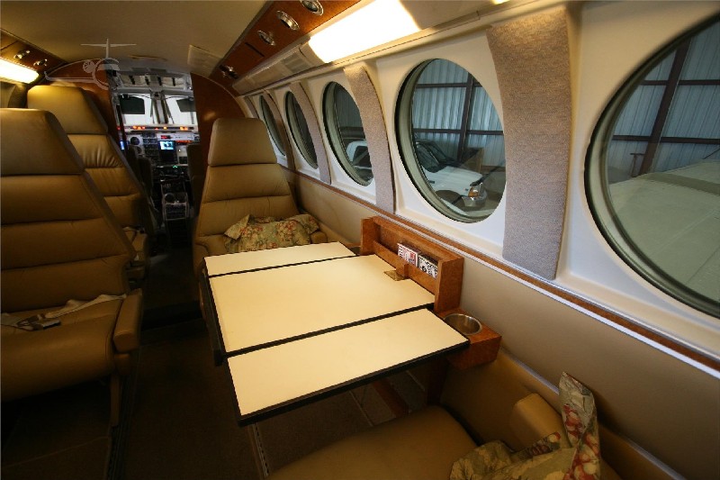 салон бизнес джета Beechcraft King Air 100
