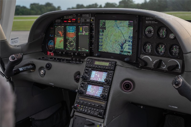 фото частного самолета Cirrus SR-22