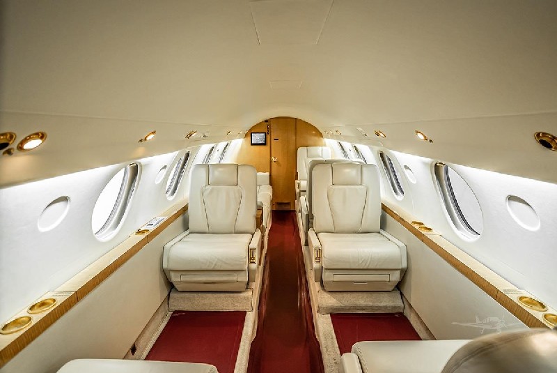 салон бизнес джета Dassault Falcon 20