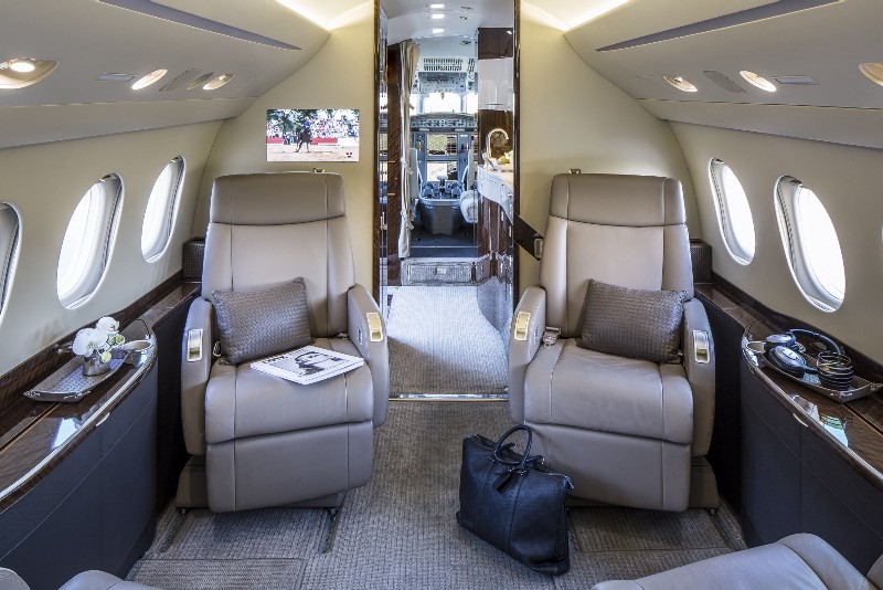 салон бизнес джета Dassault Falcon 2000