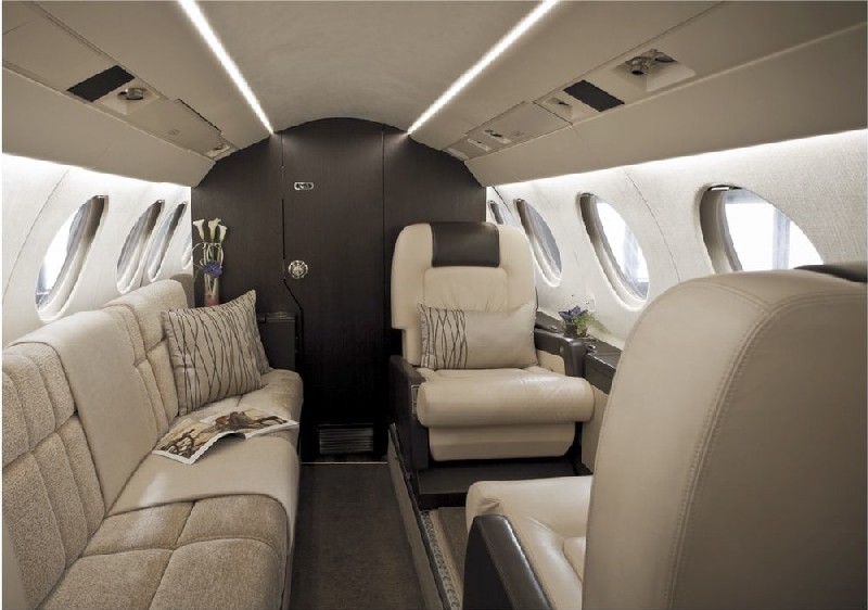 салон бизнес джета Dassault Falcon 50