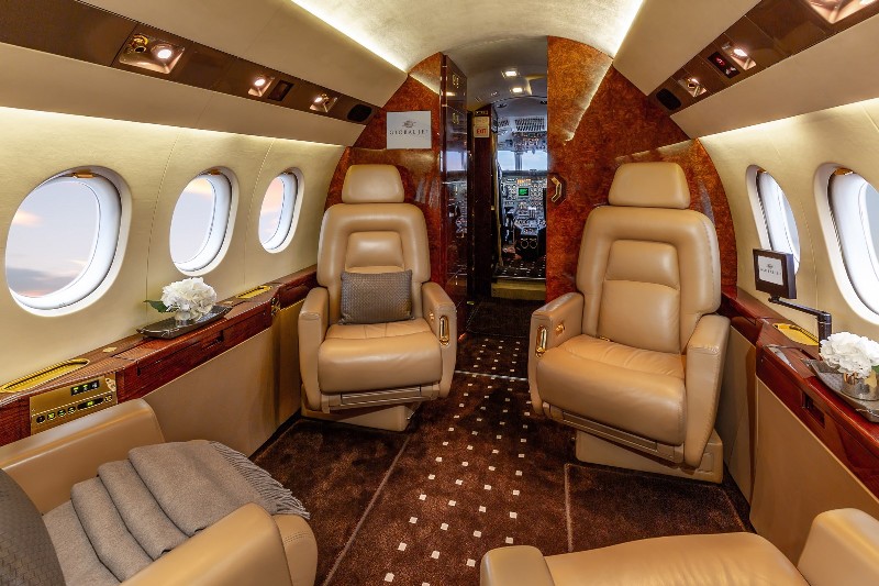салон бизнес джета Dassault Falcon 900