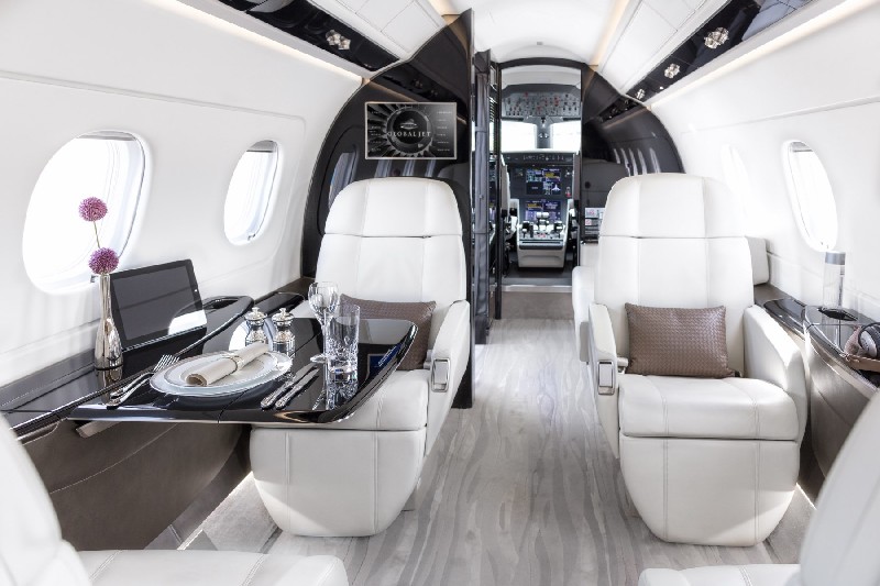 салон бизнес джета Embraer Legacy 450