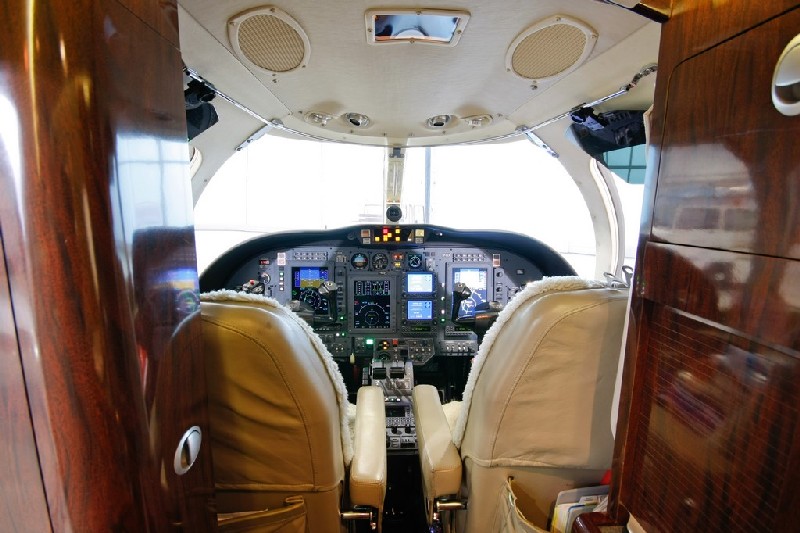 салон бизнес джета Embraer Legacy 600