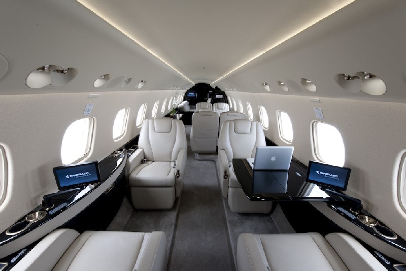 салон бизнес джета Embraer Legacy 650