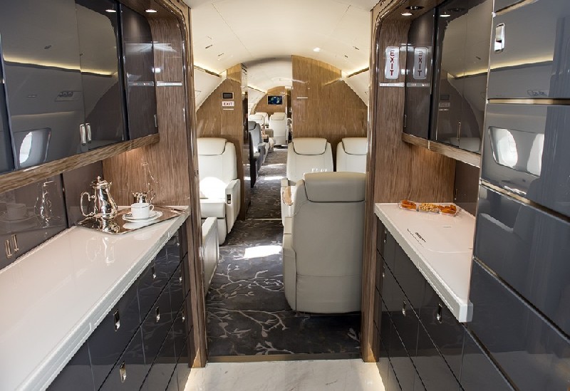 салон бизнес джета Embraer Lineage 1000