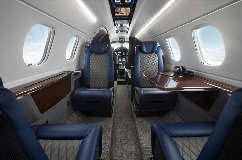 салон бизнес джета Embraer Phenom 300