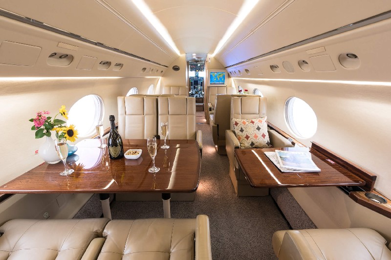 салон бизнес джета Gulfstream GIV