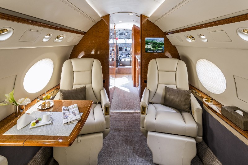 салон бизнес джета Gulfstream G550