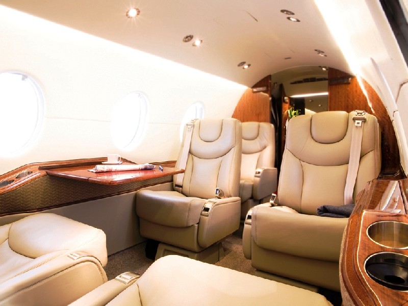 салон бизнес джета Hawker 400 XP