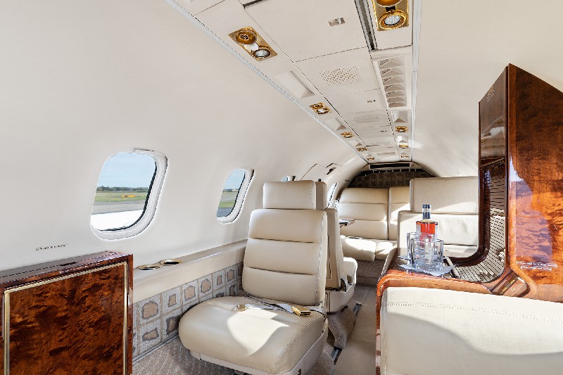 салон бизнес джета Learjet 35