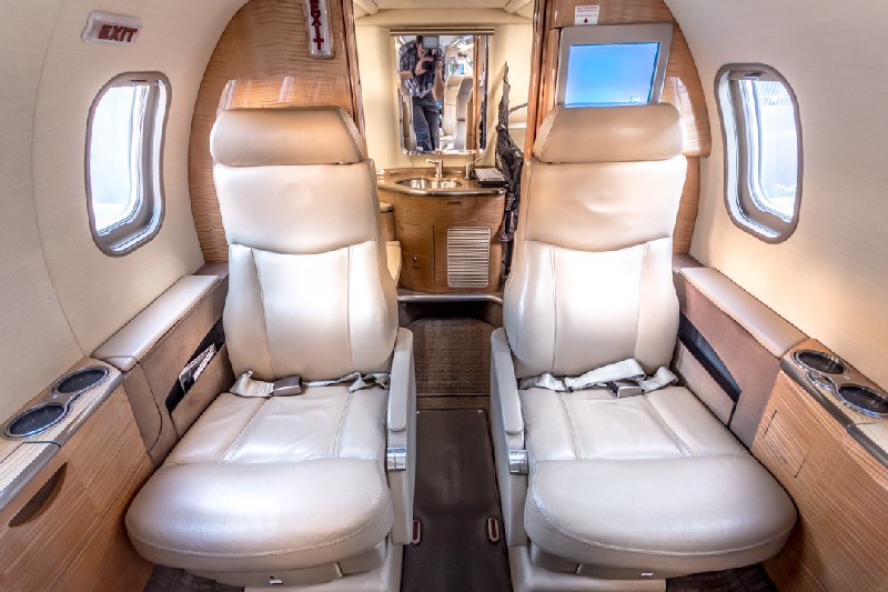 салон бизнес джета Learjet 40 / XR