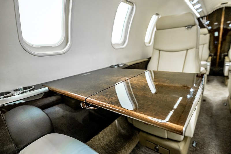салон бизнес джета Learjet 45