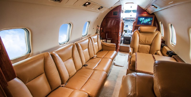 салон бизнес джета Learjet 55