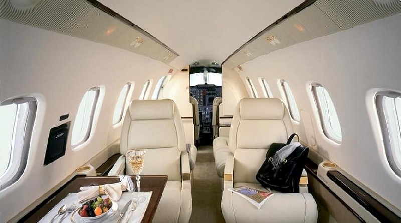 салон бизнес джета Piaggio Avanti P180