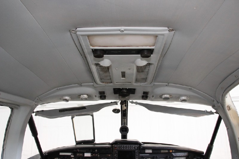 салон бизнес джета Piper Aztec